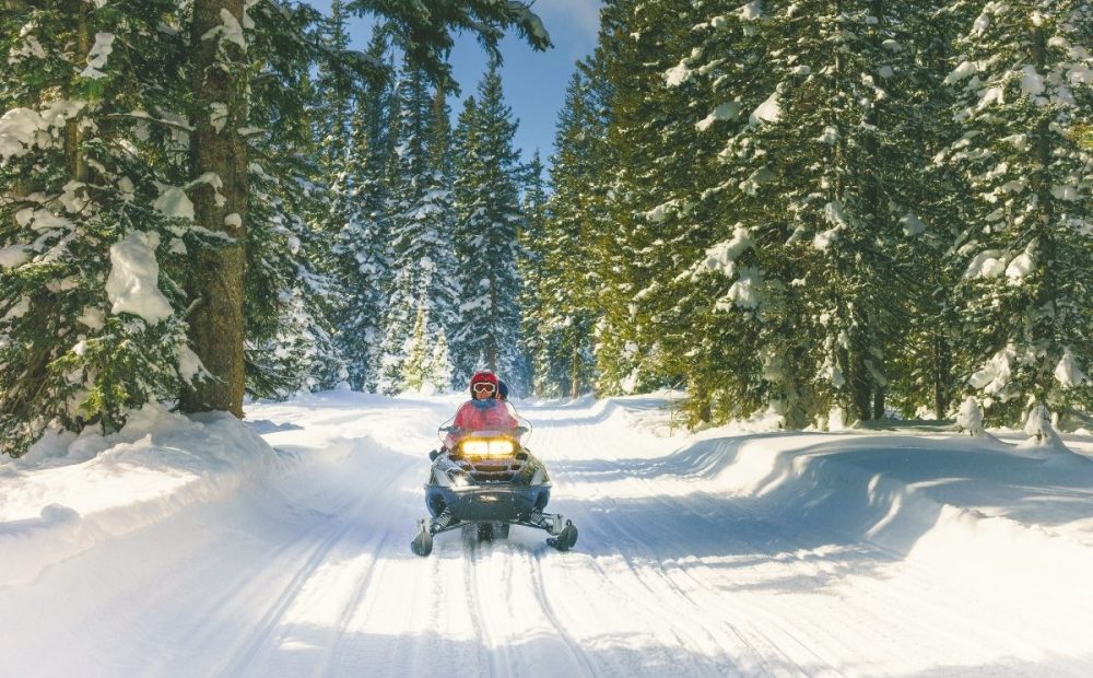Sentier de motoneige. On peut faire des activités de plein air 4 saisons à Saint-Hilarion.